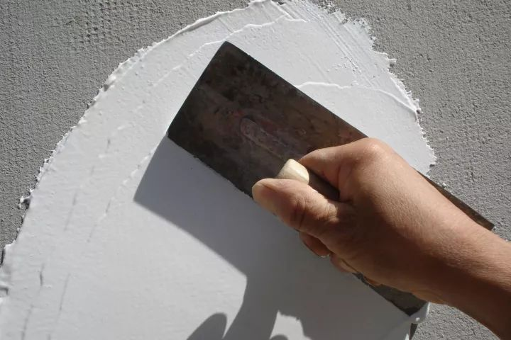 內(nèi)外墻干粉膩?zhàn)?></dt>
            <dd>
              <h4>內(nèi)外墻干粉膩?zhàn)?/h4>
              <p>建筑涂裝時(shí)設(shè)計(jì)三個(gè)層面：墻體、膩?zhàn)訉雍屯苛蠈?。膩?zhàn)幼鳛橐环N薄層抹灰材料，起到承上啟下的作用。一個(gè)性能良好的膩?zhàn)硬粌H承擔(dān)著抵抗基層開(kāi)裂、涂料層起皮的任務(wù)，從而使墻面達(dá)到光滑無(wú)縫的效果，還可以做出各種造型達(dá)到裝飾性和功能性的作用...</p>
              <a href=
